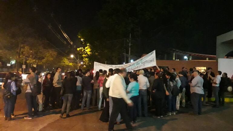 Docentes de la UNA cierraron la avenida Mariscal López en señal de protesta. Anunciaron un paro total por tiempo indefinido.