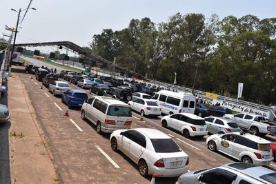 Buenas afluencia de personas en busca de su primera dosis de vacuna anticovid-19 se tuvo ayer en el autódromo Rubén Dumont, en Capiatá.