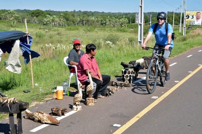 Indígenas de la comunidad Yvapovondy venden artesanía en la ruta en Aguapey.