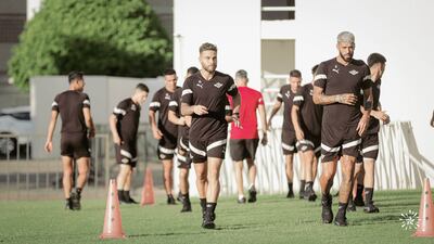 Dos de los que componen la base titular del entrenador Daniel Garnero, el extremo Héctor Villalba y el zaguero Alexander Barboza, en el entrenamiento matinal de ayer.