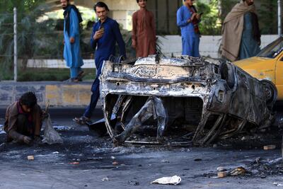 Un vehículo incendiado en Punyab.