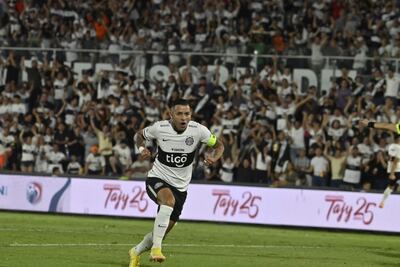 Derlis González, celebrando el primer gol de Olimpia ante 12 de Octubre.