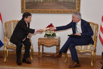 Marc Ostfield (der.) nuevo embajador de EE.UU. presentó ayer sus copias de credenciales al canciller Euclides Acevedo.