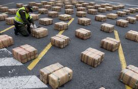 Al legalizarse la droga se reduce su precio, se termina con las utilidades del narcotráfico como también la violencia, la criminalidad y la corrupción que llega a las mismas autoridades.