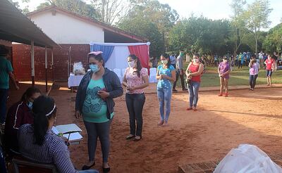 Padres de alumnos forman fila para retirar los kits de alimentos distribuidos por la Gobernación.