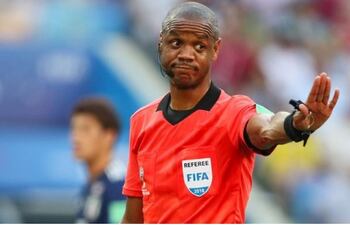 Janny Sikazwe, de Zambia, el árbitro de la polémica en la Copa de África.