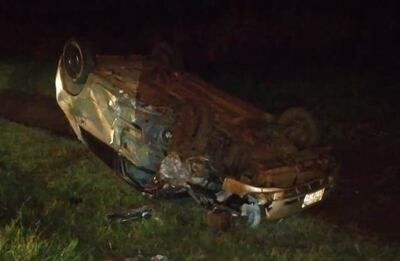 Uno de los vehículos terminó volcando al costado de la ruta tras la colisión.