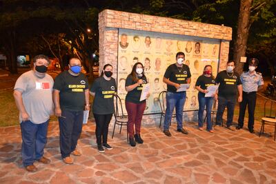 Comunicadores promueven un programa en vivo desde la plaza Boquerón de San Juan Bautista, Misiones con el objetivo de concienciar a la población local, en una zona roja de contagios. .