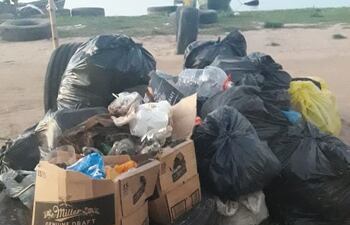 En Piquete Cué hay basuras acumuladas desde la Navidad. Desde la Municipalidad no anuncian cuándo se normalizará el servicio de recolección.