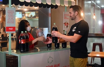 Coca-Cola realizó una activación por el Día de la Tierra, en la que los consumidores pudieron cambiar sus envases.