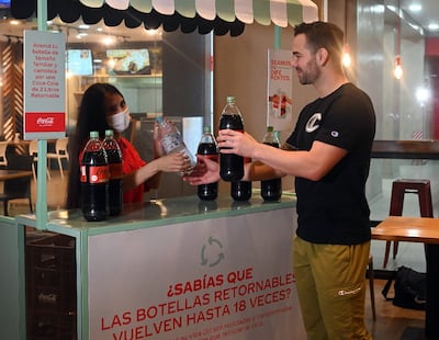Coca-Cola realizó una activación por el Día de la Tierra, en la que los consumidores pudieron cambiar sus envases.