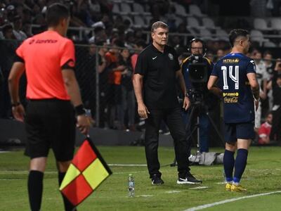 El uruguayo Diego Aguirre (c), entrenador de Olimpia, durante el partido contra Sportivo Trinidense por la decimoquinta fecha del torneo Apertura 2023 del fútbol paraguayo en el estadio Manuel Ferreira, en Asunción, Paraguay.