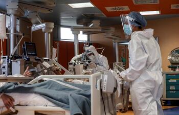 Aunque las muertes por covid han bajado un 95 % desde principios de año y la pandemia parece remitir, ésta aún presenta amenazas como la de las personas que sufren síntomas incluso ya recuperados, el llamado “covid largo”, que afecta ya a uno de cada diez casos, advirtió hoy la Organización Mundial de la Salud (OMS).