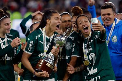 Bia Zaneratto, la "Emperatriz" de Palmeiras sostiene la copa y celebra con sus compañeras el título.