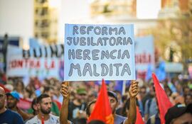 El Plenario Intersindical de Trabajadores - Convención Nacional de Trabajadores (PIT-CNT) de integrantes de sindicatos y organizaciones civiles marchando, en Montevideo (Uruguay). (EFE/ Pit-cnt)