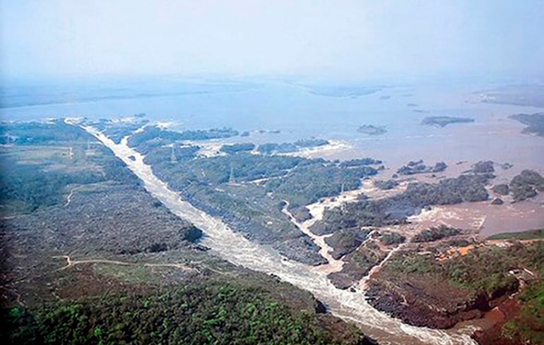 A la riqueza perdida por el Paraguay desde la comercialización de la energía de Itaipú, debe agregarse el sacrificio de las cataratas del Guairá.