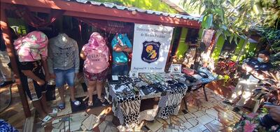 Los cuatro detenidos y las evidencias incautadas en el allanamiento de la vivienda.