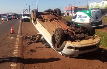 La camioneta Fiat Strada quedó con las ruedas hacia arriba en la banquina de la Ruta PY02.