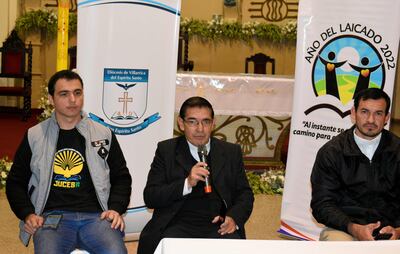 El Administrador Diocesano Pbro. Blas Arévalos junto al encargado de liturgia, Pbro. Marcial González y el Coordinador de la Pastoral de Juventud, Bernardo Barrios, durante el lanzamiento del programa religioso.