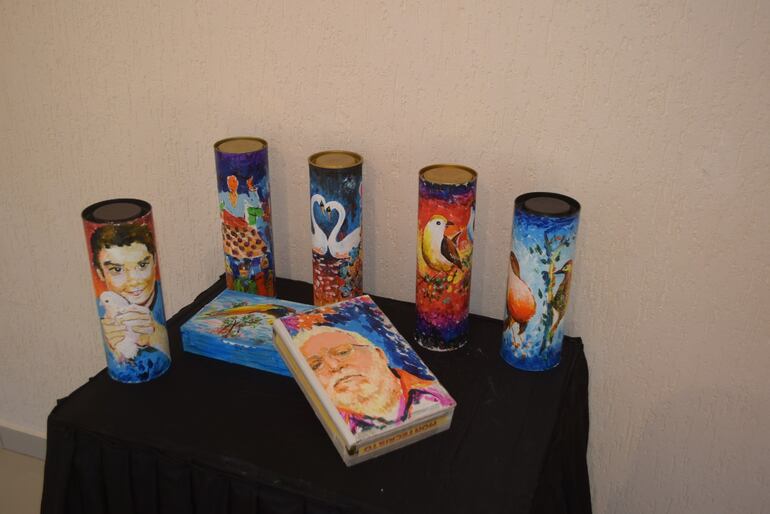 Objetos tridimensionales adornados con pinturas.