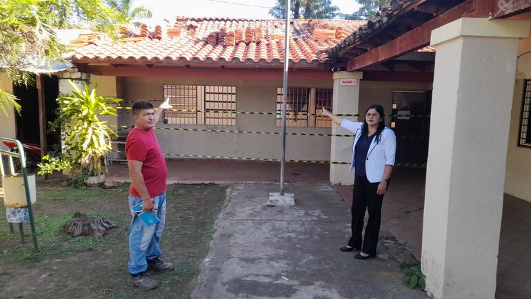 El padre de familia Lorenzo Chávez y la directora, Lilian Rosa Mercado, mostrando el techo derrumbado.