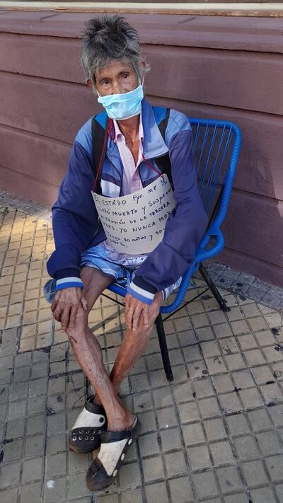 José del Rosario Bernal se encuentra encadenado frente al Ministerio de Hacienda.