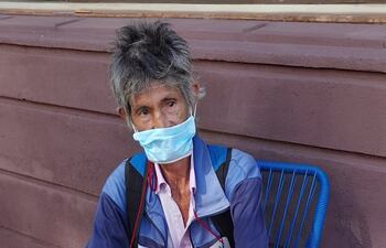 José del Rosario Bernal se encuentra encadenado frente al Ministerio de Hacienda.