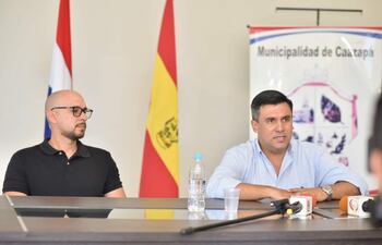 El intendente de Caazapá, Amado Diaz Verón (derecha) en compañía de Raúl Ramírez, presidente de la comisión organizadora del Festival del Ykua Bolaños.