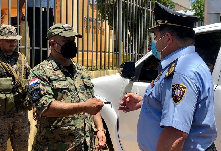 El comandante de la Policìa Nacional comisario general Luìs Arias (derecha) entrega la llave de una las patrulleras al jefe de Unidades Tàcticas Policiales, comisario principal Sebastiàn Ramìrez.
