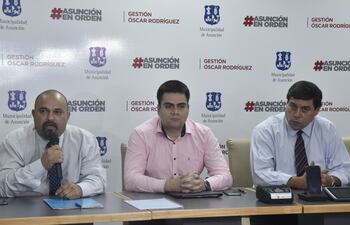 Roque Troche, dir. de Tránsito; Wilfrido Cáceres, jefe de Gabinete, y Benito Torres, director Jurídico.
