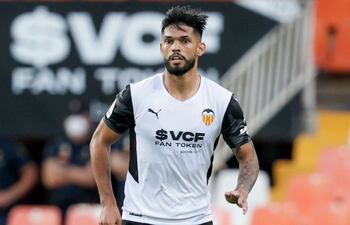 Omar Alderete se recuperó y podrá jugar hoy con el Valencia ante Athletic Bilbao.