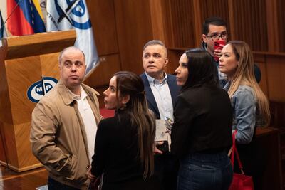 El fiscal General de Venezuela, Tarek William Saab (c), es visto junto a otros fiscales el 25 de marzo de 2023, en Caracas (Venezuela).