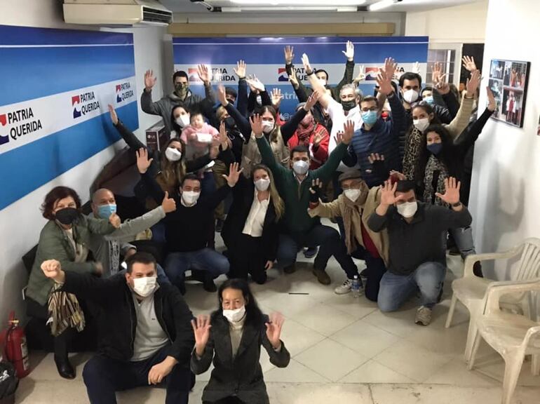 Miembros de Patria Querida celebrando tras la finalización de las votaciones.