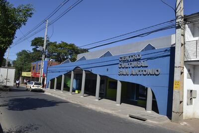 El Centro Cultural de la ciudad de San Antonio costó más de G. 4.000 millones y no cuenta con sillas.
