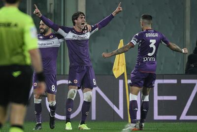 El serbio Dusan Vlahovic celebra uno de los dos goles que marcó ayer para la Fiorentina contra Milan.