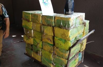 La droga incautada a orillas del río Paraná por autoridades del país vecino.