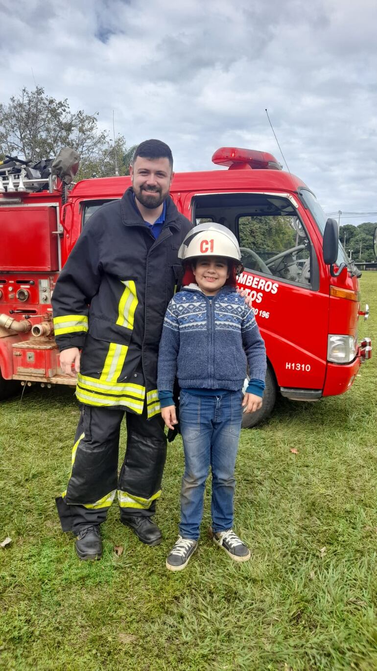 El Capitán de los Bomberos Voluntarios de la ciudad de Altos, Cristhian David Delgado, enseñó a los pequeños como trabajan los bomberos y  que deben tener en cuenta ante cualquier emergencia que tengan.
