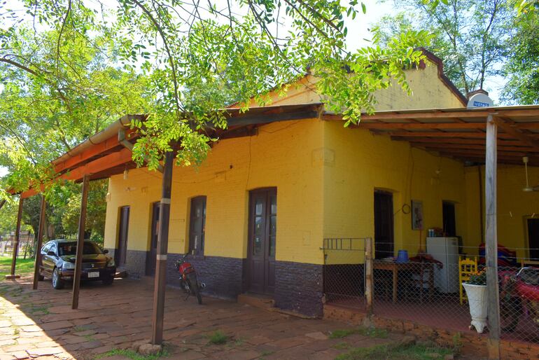 Fachada de la exestación de Coronel Martínez, la única que se mantiene medianamente bien gracias al exfuncionario ferroviario Cristóbal Ramón Casco y su familia, quienes vivev en el lugar.