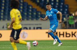 Fabián Balbuena intenta dominar el balón durante el partido ante Rostov.