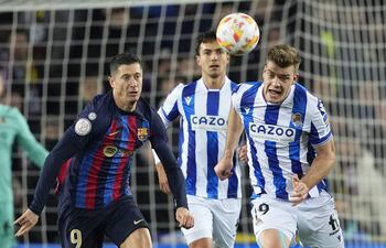BARCELONA, 25/01/2023.- El delantero polaco del FC Barcelona Robert Lewandowski (i) protege el balón ante el delantero noruego de la Real Sociedad Alexander Sorloth (d) durante el encuentro correspondiente a los cuartos de final de la Copa del Rey que disputaron ayer miércoles en el estadio del Camp Nou, en Barcelona. EFE / Alejandro García