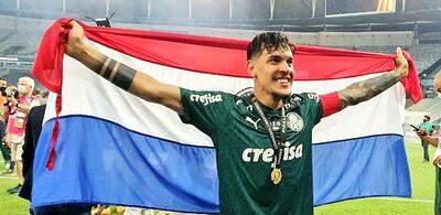 Gustavo Raúl Gómez (27 años) festeja en el Maracaná de Río de Janeiro la conquista de la Libertadores con la bandera paraguaya.