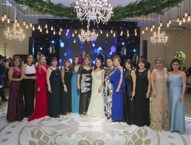 La novia en compañía de sus amigas y familiares.