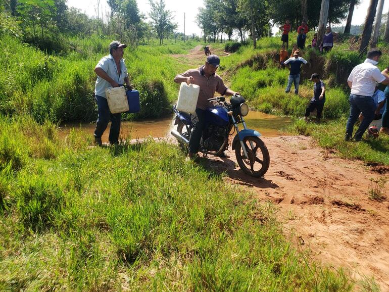 Cualquier medio es apto para el acarreo del agua en la zona de Mbói Ry del distrito de Tava'i.