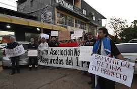 Manifestación de asegurados de IPS frente a la casa de Arnaldo Samaniego contra intención de proyecto de ley de bicicleteo de deudas