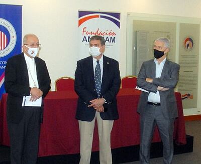 En la entrega estuvieron presentes representantes de cada organización.
