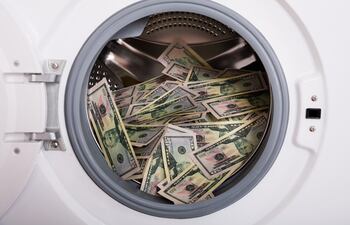 Mientras se siguen acumulando acusaciones de lavado de dinero vinculadas al expresidente Horacio Cartes, llamativamente se filtran informes confidenciales contra sus adversarios.