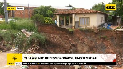 El peligro para las nueve personas que viven en esta casa ubicada en lo alto del arroyo Paí Ñu es el derrumbe que sucederá con la próxima tormenta.