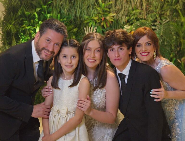 La quinceañera junto a sus padres Iván Braga y Mónica Almirón y sus hermanos Miranda Braga y Valentino Braga.