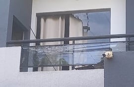 Los disparos impactaron en el blíndex que da hacia el balcón del departamento donde reside la ex pareja del brasileño.