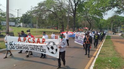 Los manifestantes marcharon sobre la avenida Bernardino Caballero.